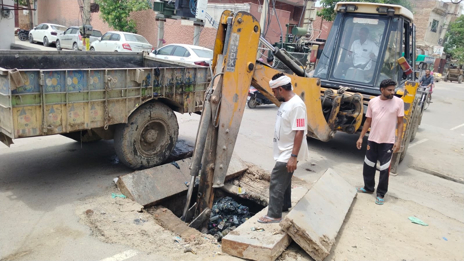 नगर परिषद द्वारा नालों की डिसिल्टिंग युद्धस्तर पर जारी