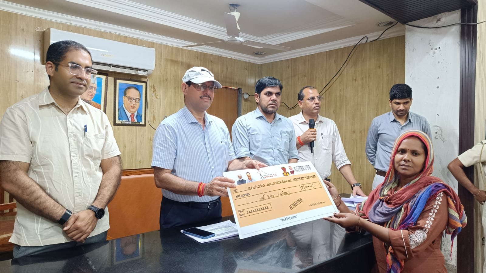 जिला प्रभारी सचिव ने किया शहरी सेवा शिविर का निरीक्षण