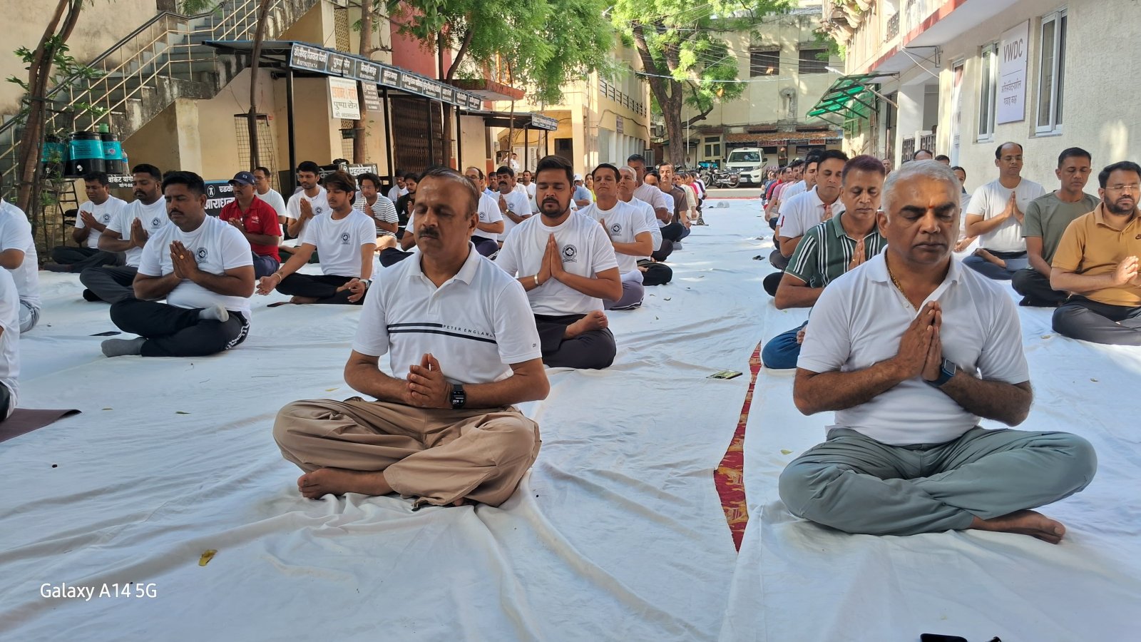 जिला एवं सेशन न्यायालय परिसर में योग कार्यक्रम आयोजित