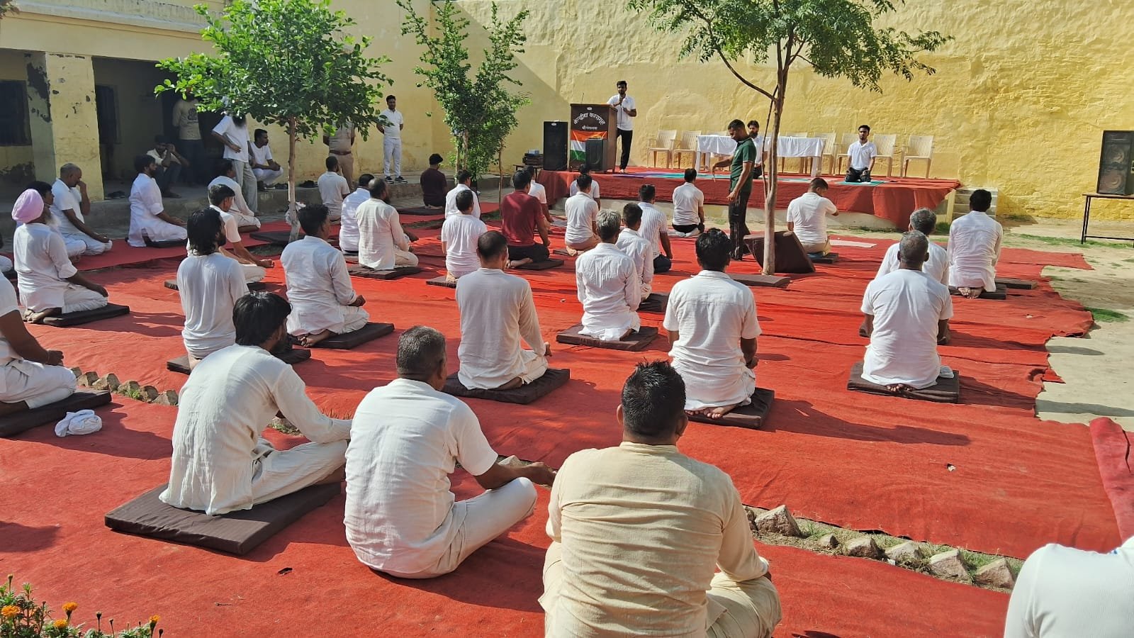 12 वें अन्तर्राष्ट्रीय योग दिवस पर जिला न्यायालय स्थित पार्क व केन्द्रीय कारागृह में किया गया योगा अभ्यास