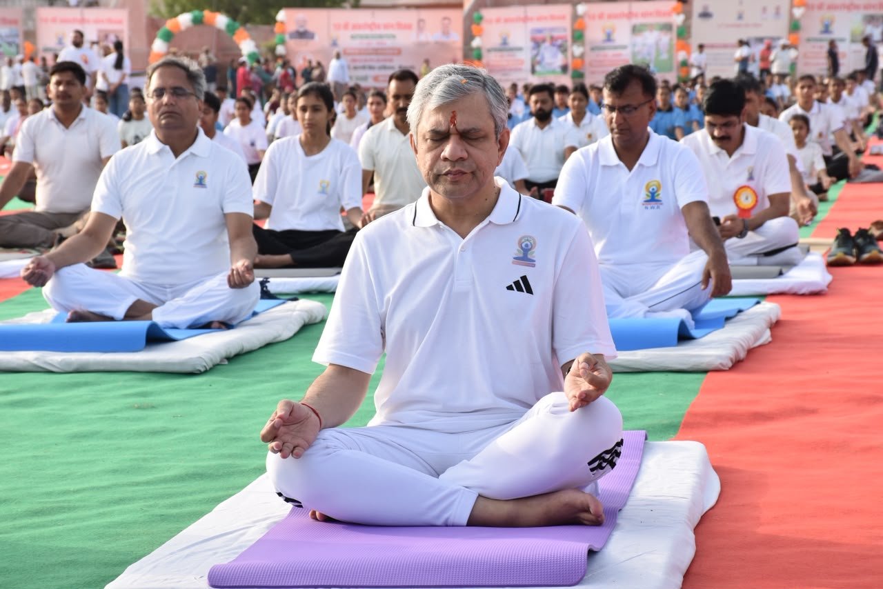 केंद्रीय रेल मंत्री श्री अश्विनी वैष्णव तथा केंद्रीय कानून एवं न्याय तथा संसदीय कार्य राज्यमंत्री श्री अर्जुन राम मेघवाल ने की योगाभ्यास में सहभागिता