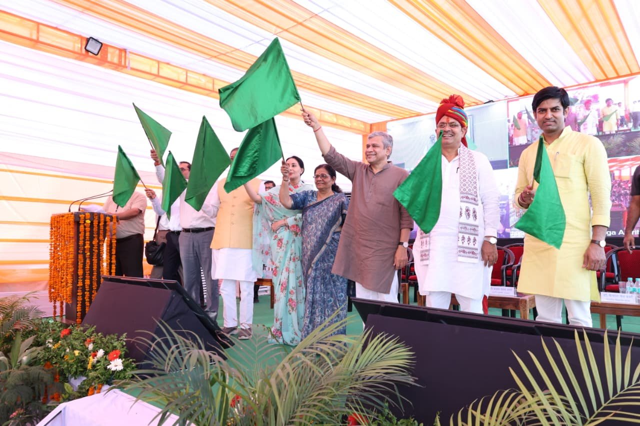 मुख्यमंत्री श्री भजनलाल शर्मा और केंद्रीय मंत्री श्री अश्विनी वैष्णव ने जयपुर-दरभंगा अमृत भारत ट्रेन को हरी झंडी दिखाकर किया शुभारंभ