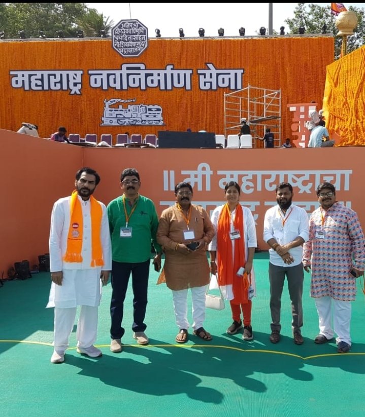 फानूस बन कर जिसकी हिफाज़त हवा करे, वो शमा क्या बुझे जिसे रौशन खुदा करे।