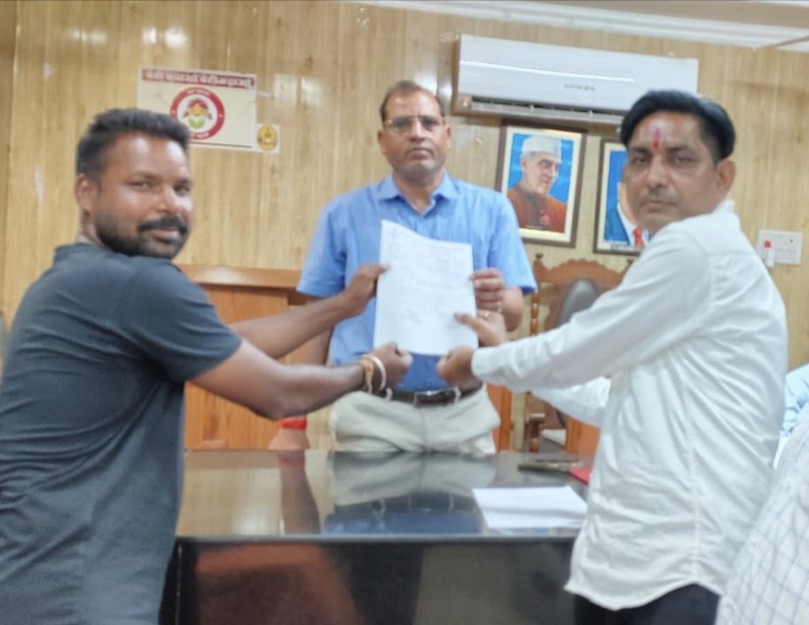 अस्थाई सफाई कर्मचारियों के मई माह के बकाया वेतन भुगतान किये जाने की मांग।