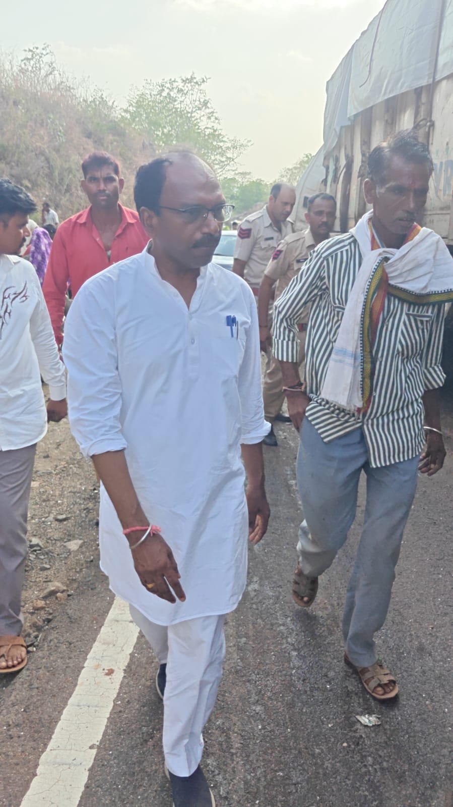दुर्घटना में केबिन में फंसे चालक की जान बचाने में मददगार बने सांसद डॉ रावत
