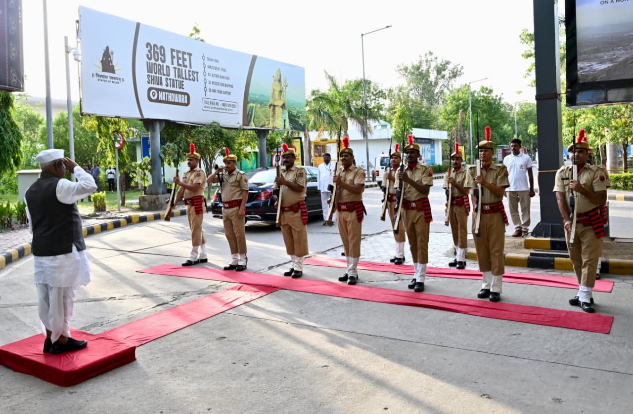Governor Arrives in Udaipur; Divisional Commissioner Receives Him at Circuit House