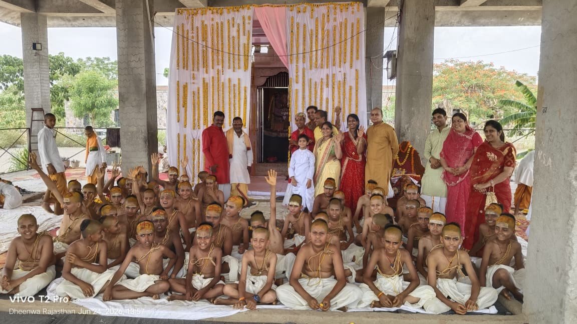 श्री कल्लाजी वेद विद्यालय में नव प्रवेशित 48 बटुकों का उपनयन संस्कार वैदिक विधान के अनुसार संपन्न