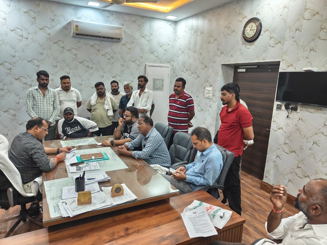 सफाई कर्मचारी यूनियन ने विभिन्न मांगों के निस्तारण हेतु आयुक्त को सौंपा ज्ञापन।