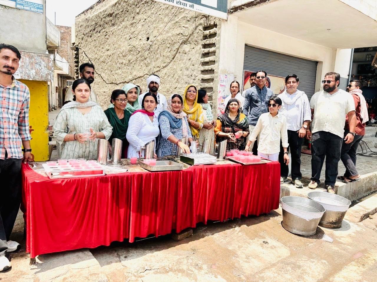 शहर के ह्रदयस्थल पर लगाई जाट महिलाओं ने छबील