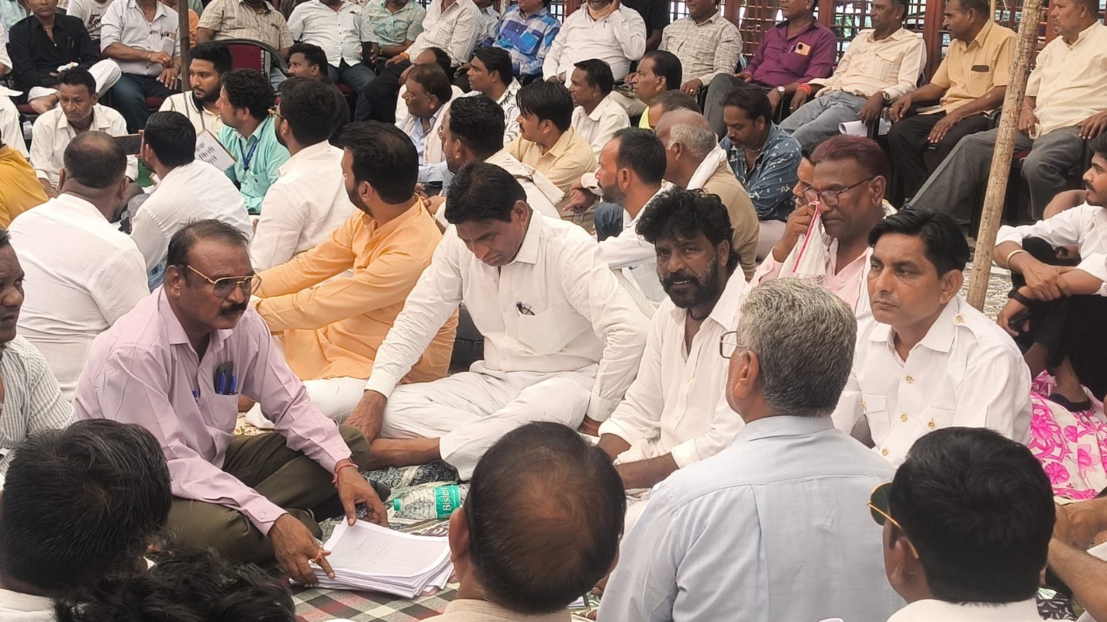 सफाई कर्मचारी भर्ती वाल्मीकि समाज को प्राथमिकता देने की मांग को लेकर हुआ विशाल धरना प्रदर्शन।