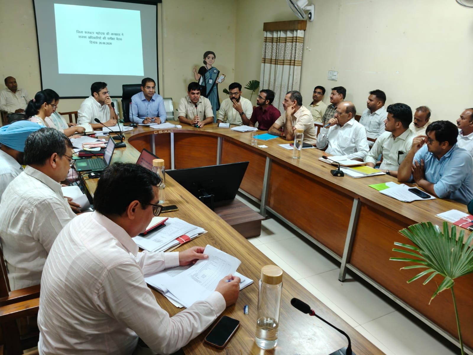राजस्व अधिकारियों की समीक्षा बैठक सम्पन्न