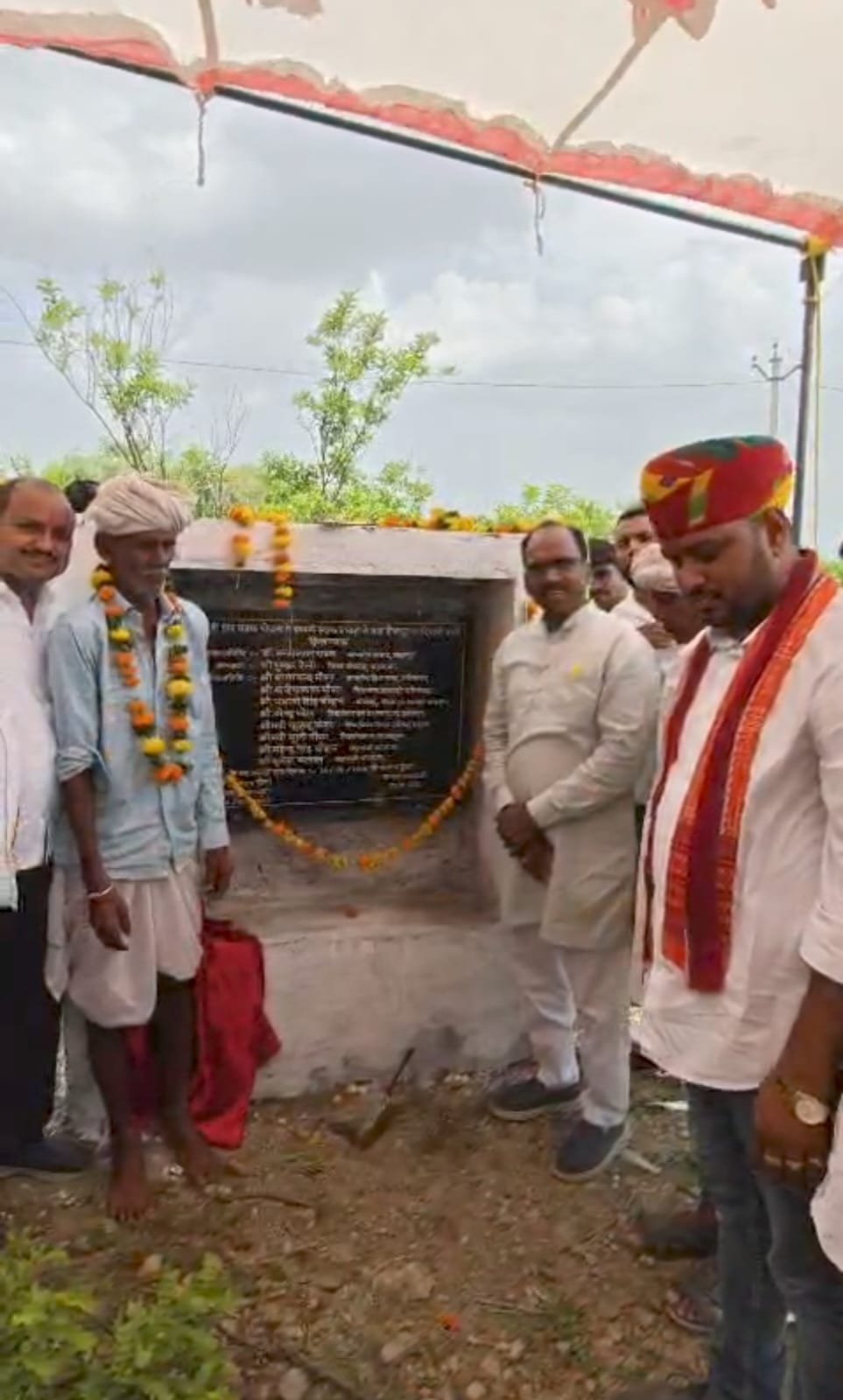 सांसद डाॅ रावत ने ग्रामीणों से ही करवाया 2.25 करोड़ रुपए के सडक निर्माण का शिलान्यास