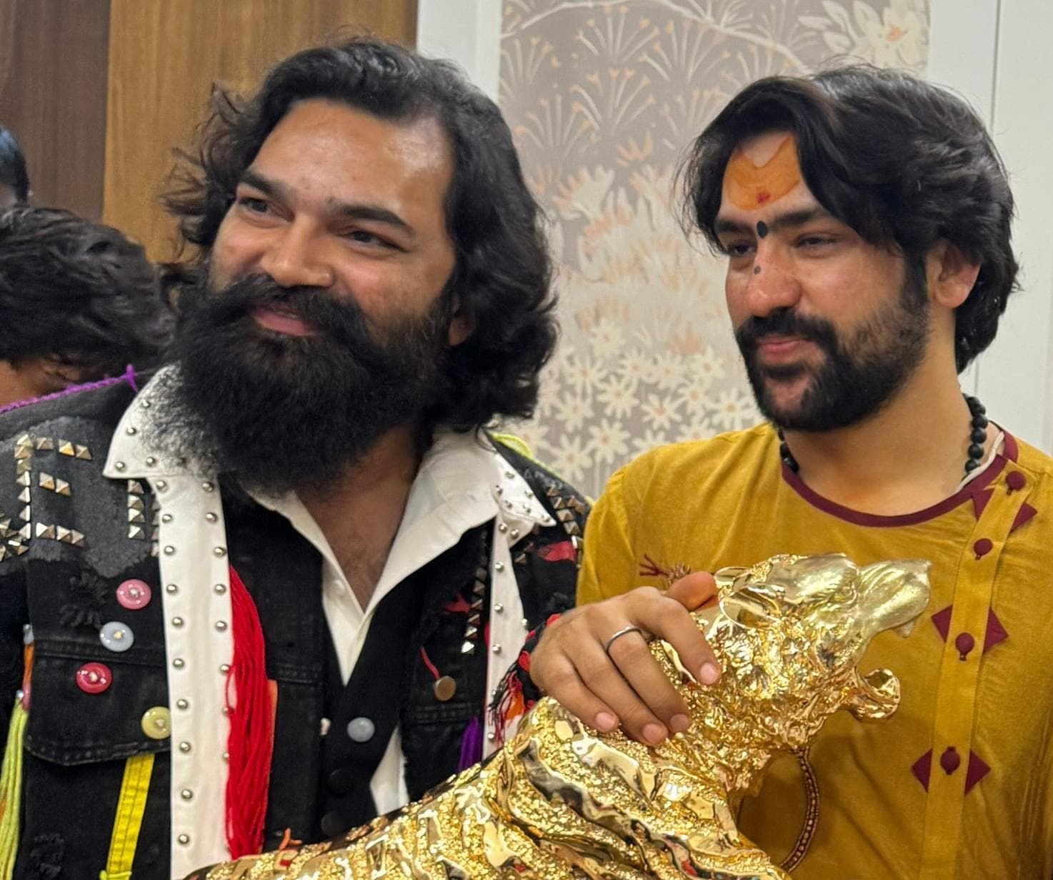 एक्टर निर्माता शिव आर्यन ने बागेश्वर धाम के पीठाधीश्वर श्री धीरेंद्र शास्त्रीजी से की मुलाकात