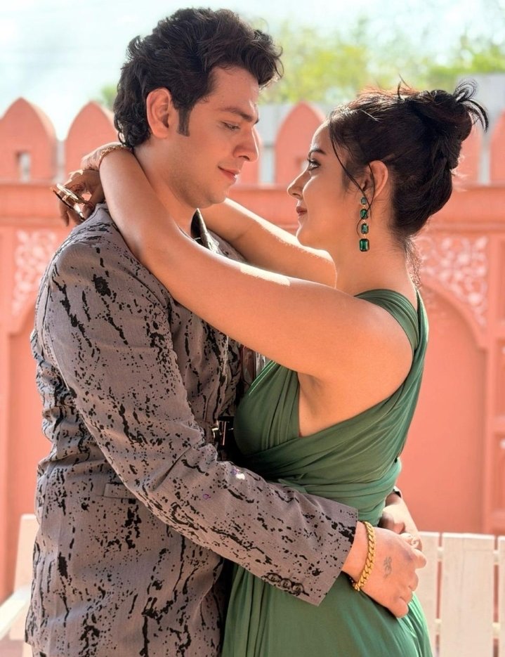 Meenakshi Jaiswal's Romantic Music Video 'Tera Noor' Wins Hearts of Audiences