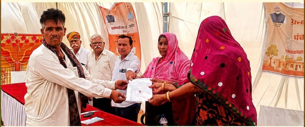 बासनपीर शिविर में नसरदीन की हुई वर्षो आस पूरी, मिला आवासीय भूखण्ड का पट्टा