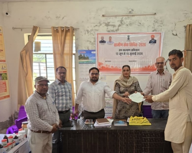 ग्रामीण सेवा शिविर में जगजीत को मिला आवासीय भूखण्ड का पट्टा