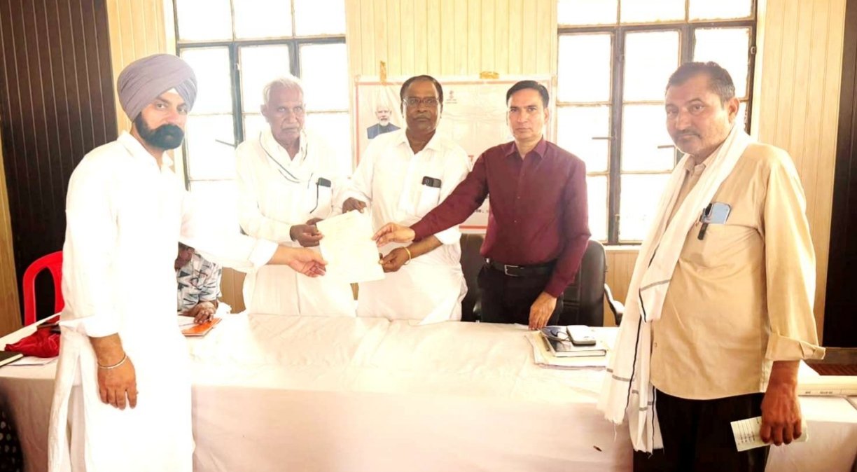 संगराना के ग्रामीण सेवा शिविरों में भूपेंद्र को मिला आवासीय भूखंड का पट्टा