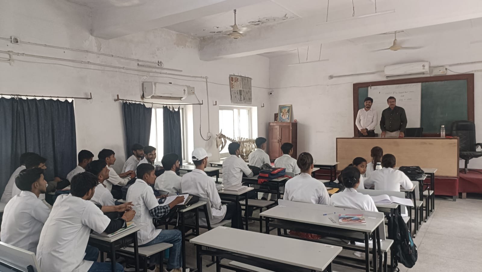 पशु चिकित्सकों की होती है दोहरी भूमिका - पशु स्वास्थ्य एवं मानव स्वास्थ्य