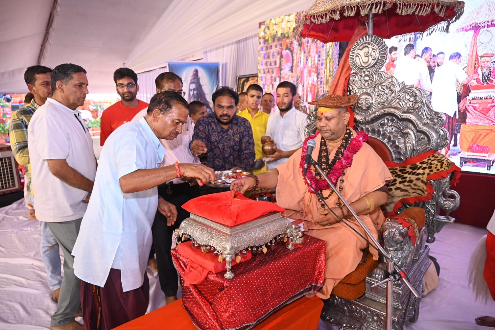 ठाकुर जी की मनमोहक झांकी एवं छप्पन भोग ने भक्तों का मन मोहा