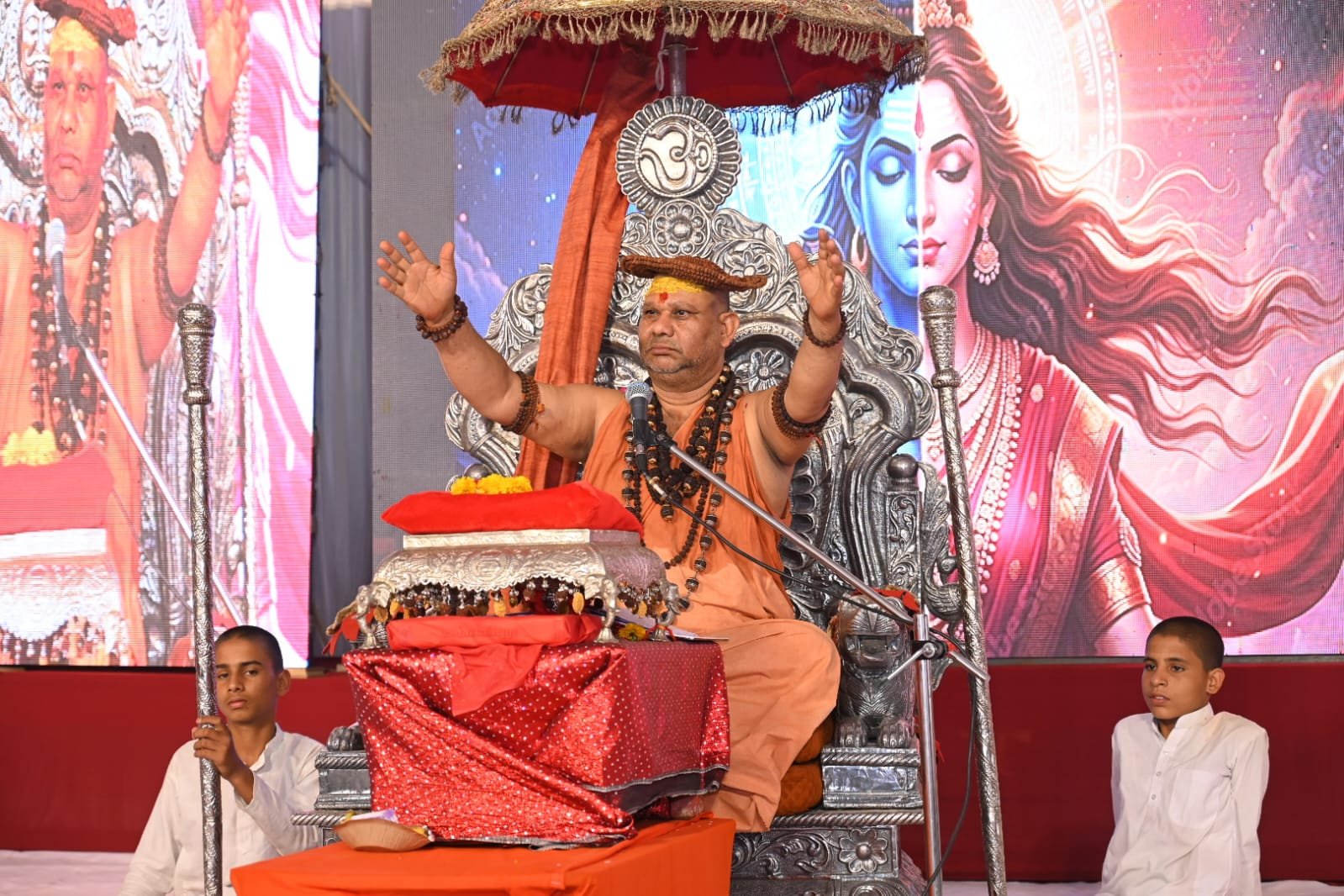केसरिया रंग में रंगे ठाकुर जी की मनमोहक झांकी देखते ही बनती थी