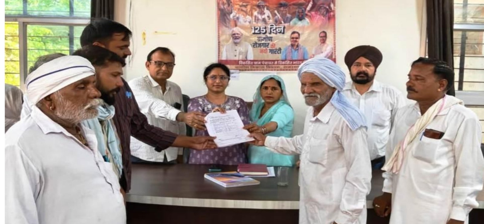 ग्रामीण सेवा शिविर में परिवादियों को मिला आवासीय भूखंड का पट्टा
