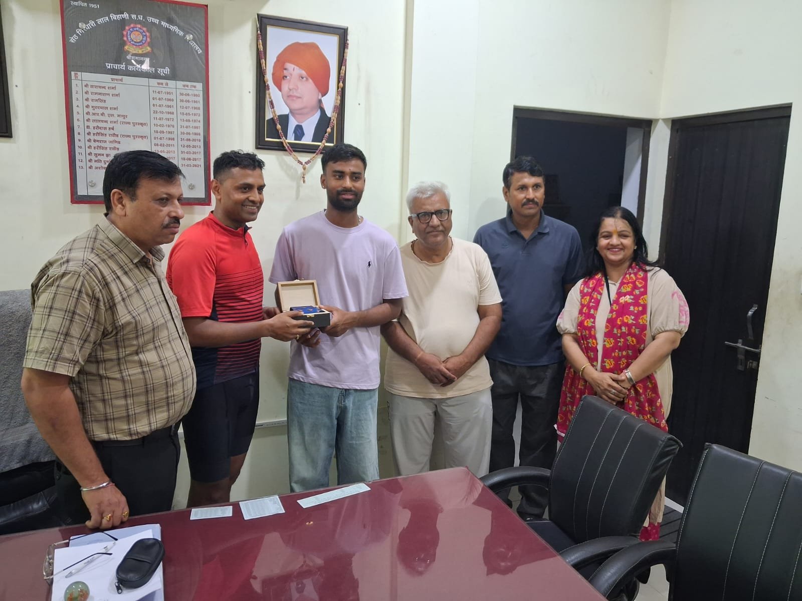 क्रिकेटर मानव सुथार को कैप्टन शशिकिरण ने दिया रेल मोमेंटो, कोच धीरज शर्मा की तारीफ़ की