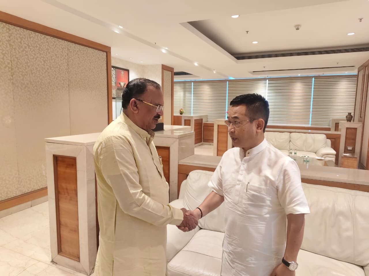 विधानसभा अध्यक्ष वासुदेव देवनानी की सिक्किम के मुख्यमंत्री प्रेम सिंह तमांग से शिष्टाचार भेंट