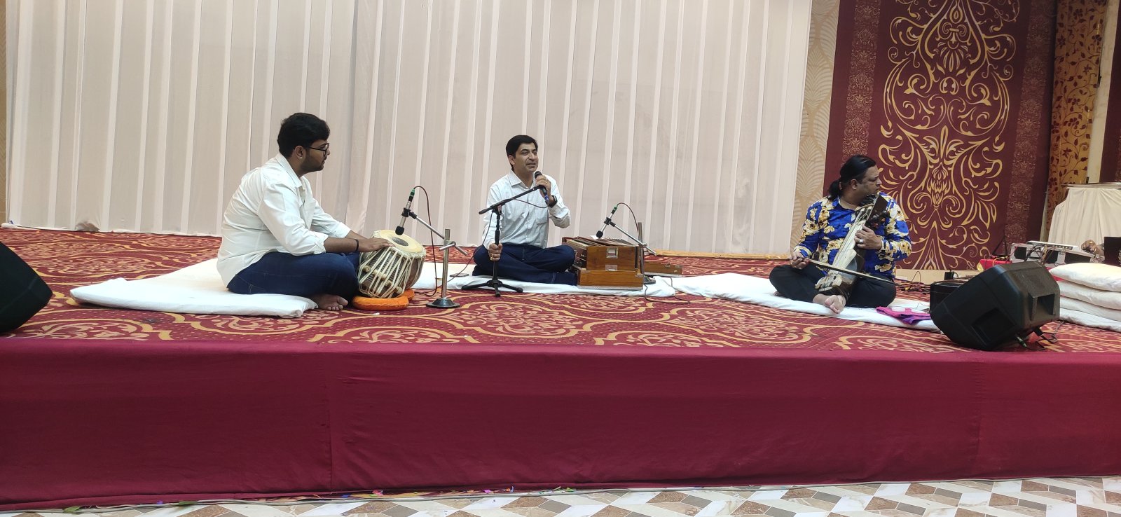 हर दिल अज़ीज़ ग़ज़लें सुन मंत्रमुग्ध हुए मुस्कान सदस्य