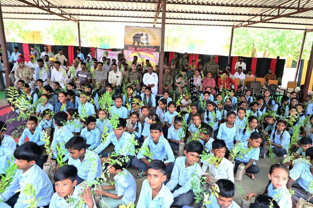 वन महोत्सव कार्यक्रम का हुआ आयोजन, बांटे एक हजार पौधे