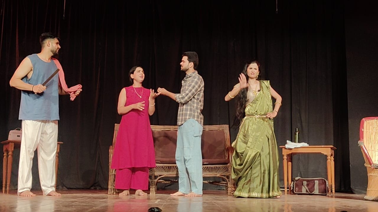 हंसी के ठहाकों के बीच रिश्तों पर गहरा संदेश दे गया नाटक पापा भाग गए