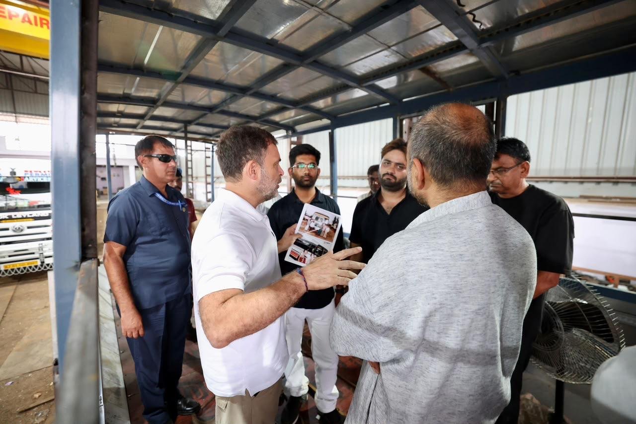 बस बॉडी उद्योग की पीड़ा सुनने फैक्ट्री पहुँचे राहुल गांधी,