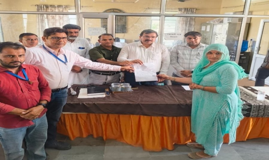 अंजूबाला को मिला मुख्यमंत्री मंगला पशु बीमा का प्रपत्र