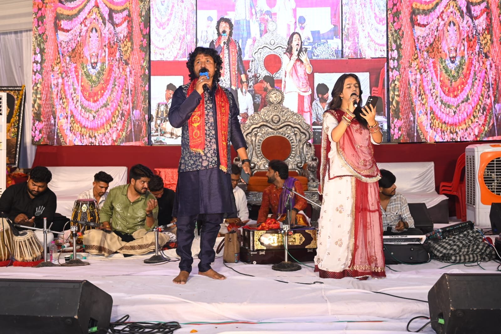 सतरंगी फूलों की झांकी के बीच कल्कि स्वरूप में ठाकुर जी के दर्शन ने किया भक्तों को अभिभूत