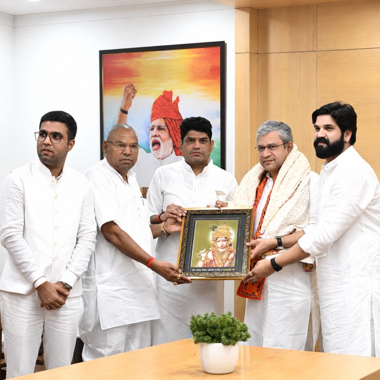 खाटू श्याम मंदिर ट्रस्ट के प्रतिनिधि रेलमंत्री अश्विनी वैष्णव से मिले, श्याम भक्तों के लिए बेहतर रेल सुविधा का आश्वासन मिला