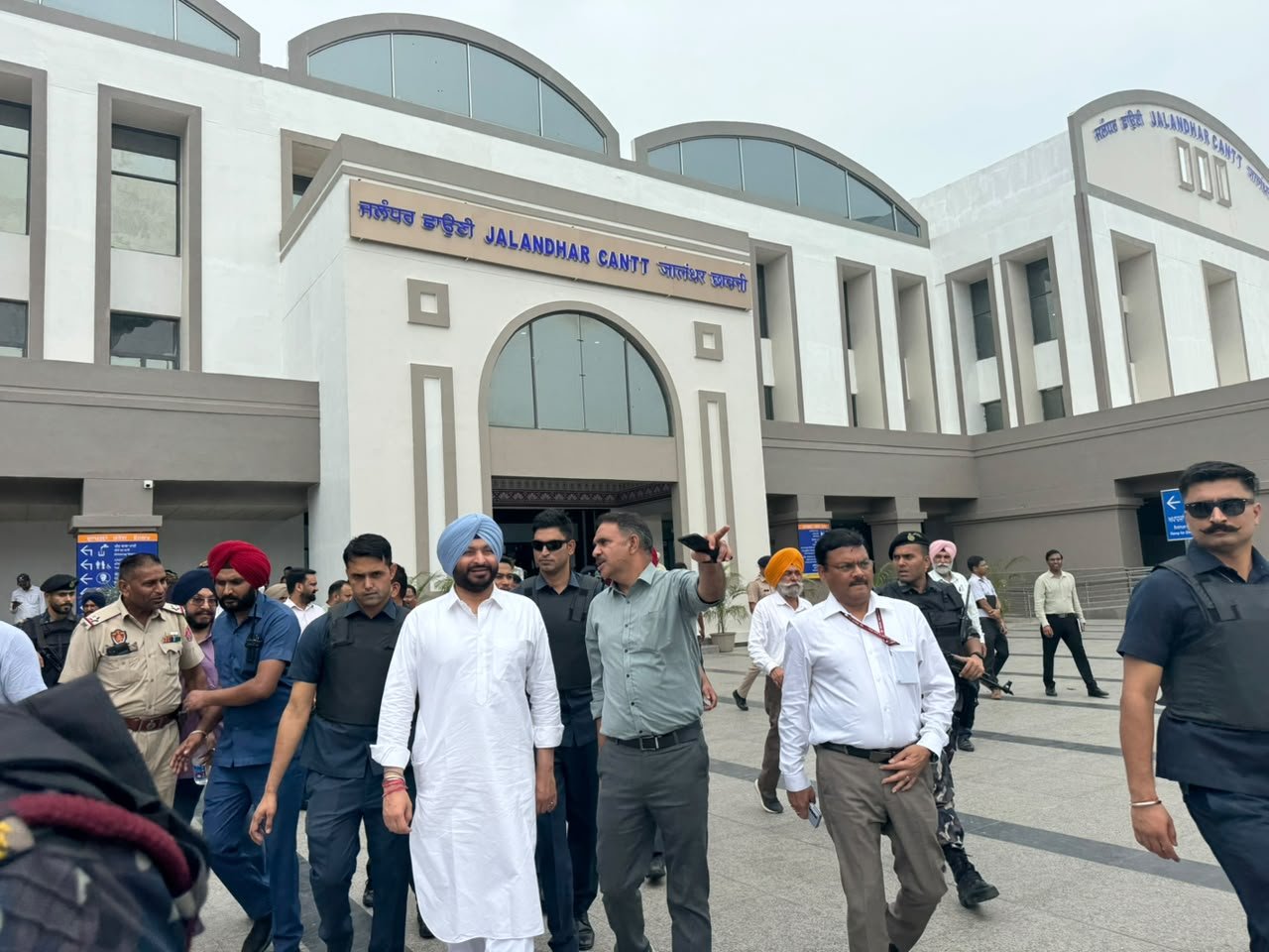 प्रधानमंत्री के प्रस्तावित दौरे से पूर्व केंद्रीय मंत्री रवनीत सिंह ने जालंधर कैंट रेलवे स्टेशन का किया निरीक्षण