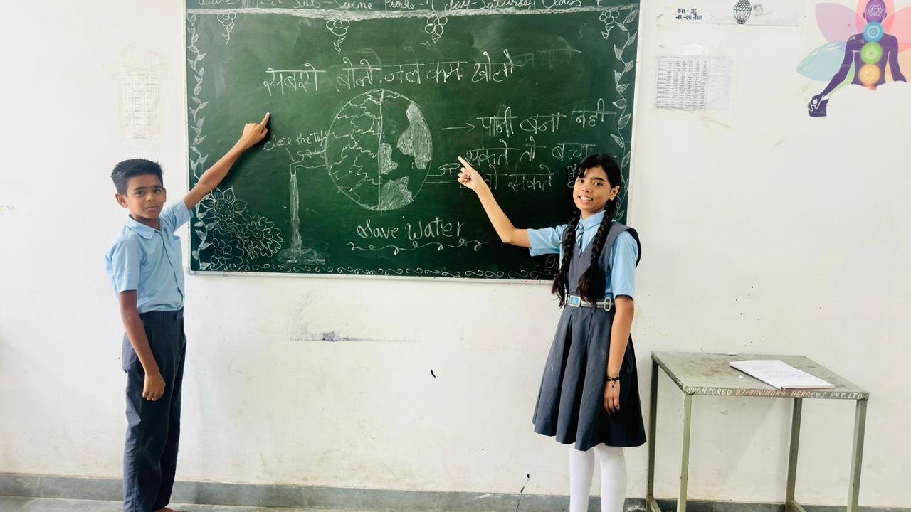 जल संरक्षण पढ़ा रहे,जल मॉनिटर
