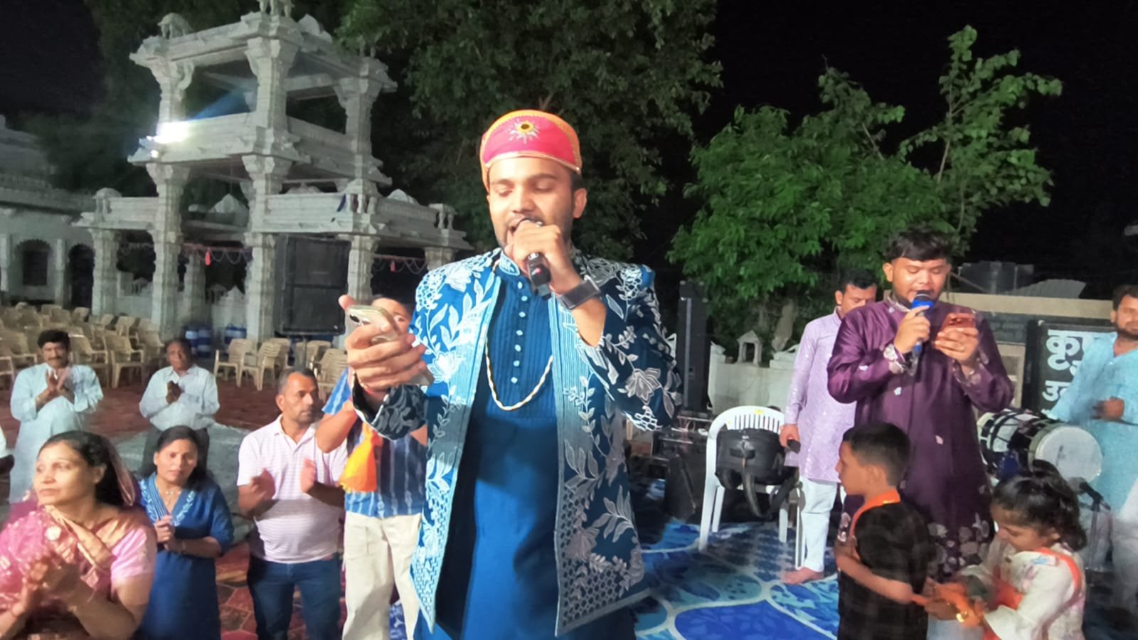 नाकोड़ा भैरव की भक्ति में सराबोर हुआ आयड़ तीर्थ, गौरव मालू के भजनों पर देर रात तक झूमे श्रद्धालु