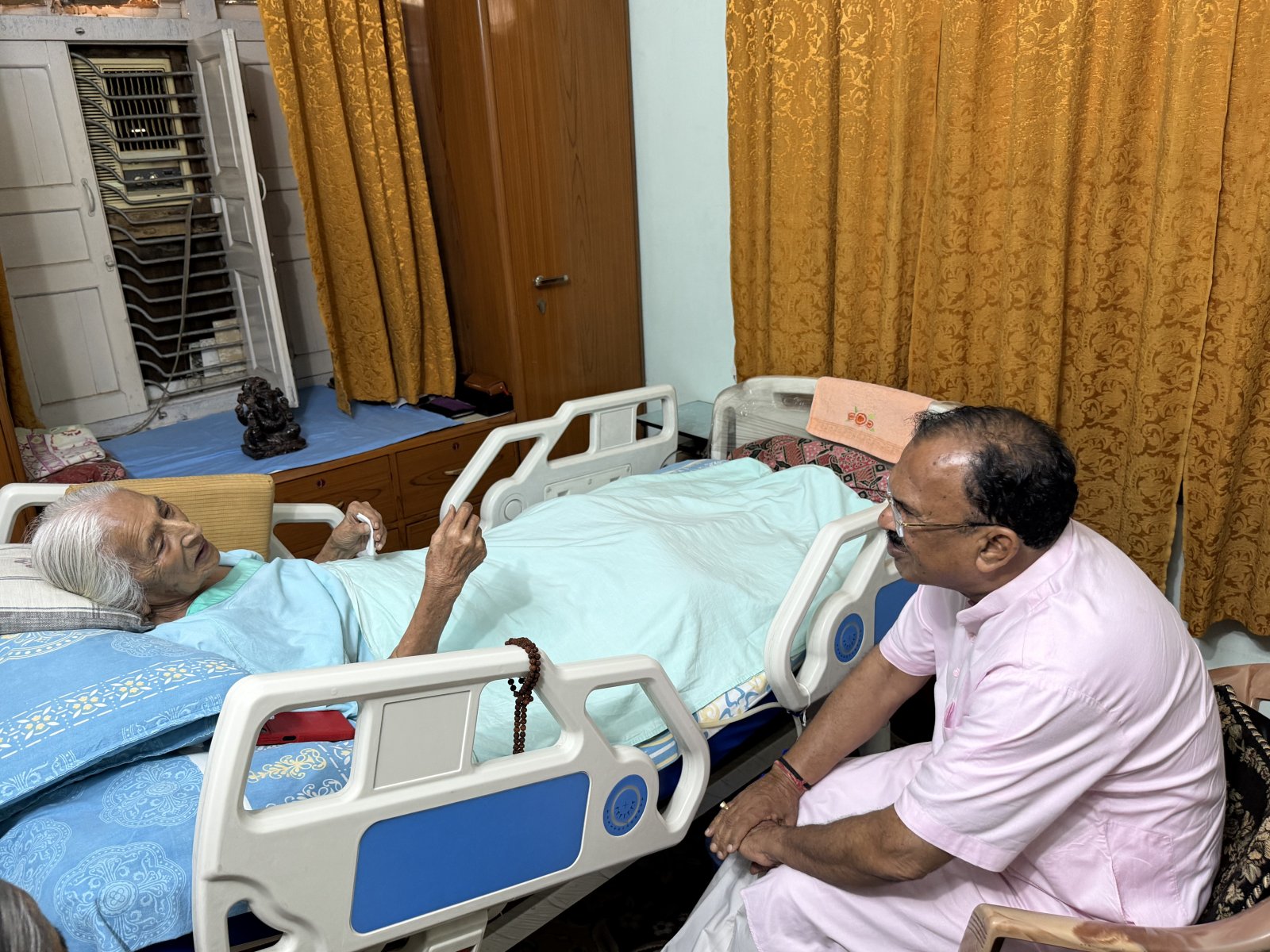 स्पीकर वासुदेव देवनानी ने पूर्व विधानसभा अध्यक्ष सुमित्रा सिंह के स्वास्थ्य की ली जानकारी