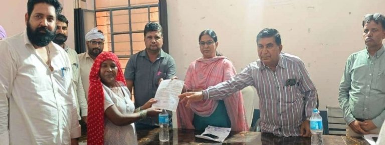 केसरी देवी को मिला आवासीय भूमि का पट्टा