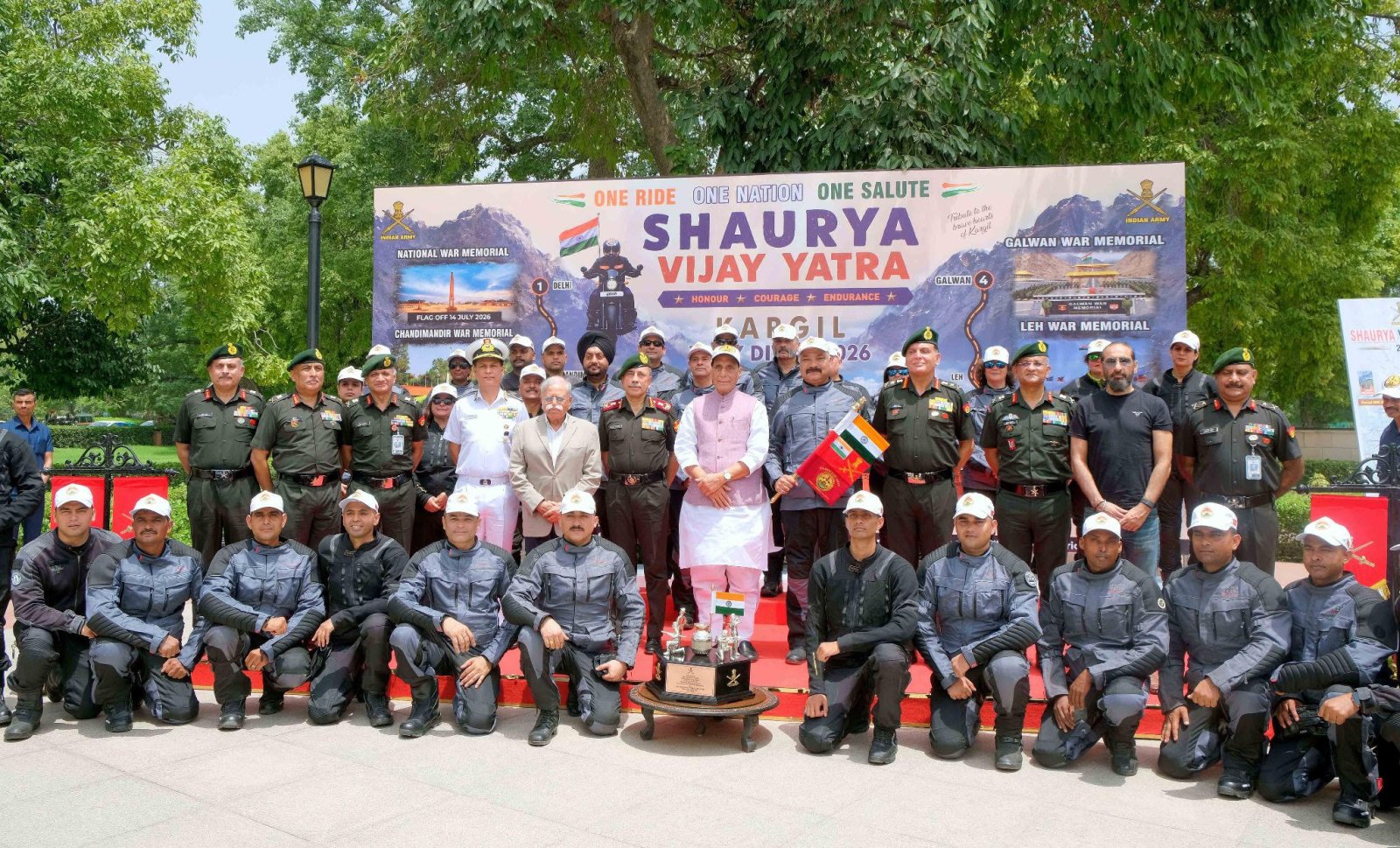 कारगिल विजय दिवस 2026: रक्षा मंत्री ने राष्ट्रीय युद्ध स्मारक से कारगिल युद्ध स्मारक तक मोटरसाइकिल यात्रा को हरी झंडी दिखाकर रवाना किया