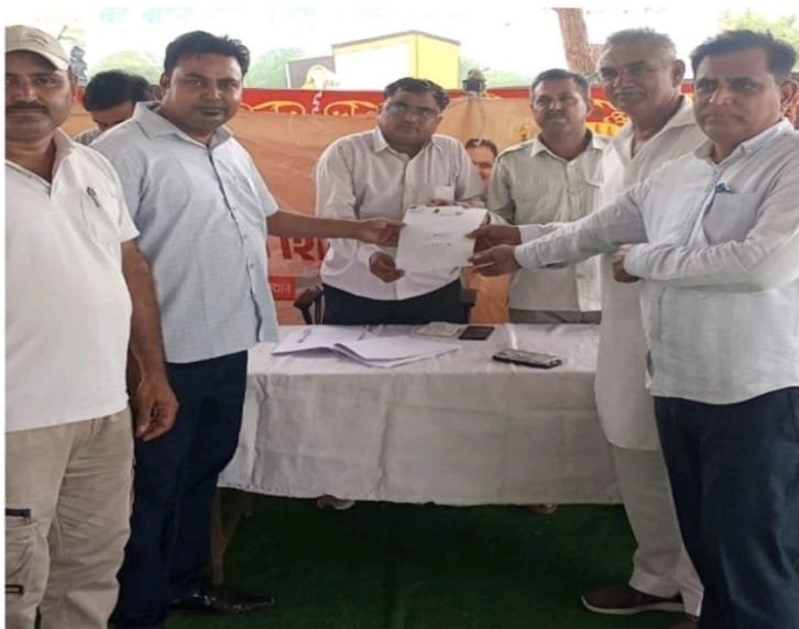 धोलिया निवासी वरिष्ठ नागरिक सुखराम को शिविर में रियायती बस यात्रा का मिला स्मार्ट कार्ड