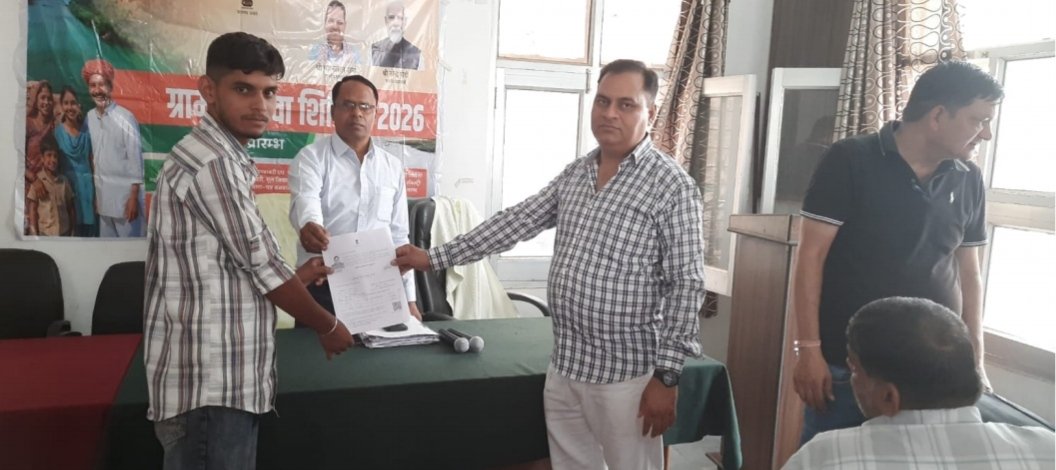 चूनावढ़ के ग्रामीण सेवा शिविर में मैना देवी और सतीश कामरा को मिला योजनाओं का लाभ