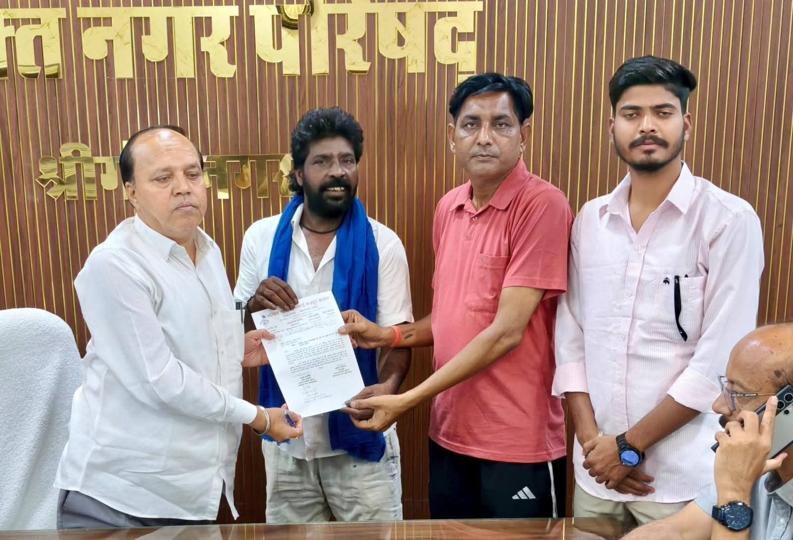 सफाई कर्मचारी यूनियन ने नगर परिषद प्रशासक एवं अतिरिक्त जिला कलेक्टर तथा आयुक्त को सौंपा ज्ञापन