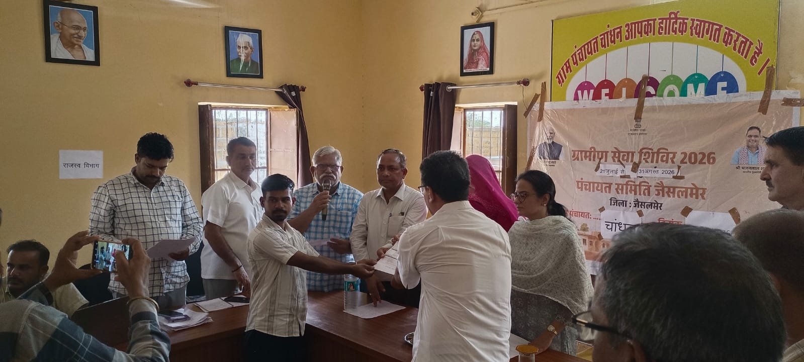 जिला कलक्टर ने चांधन ग्रामीण सेवा फॉलोअप शिविर का किया औचक निरीक्षण