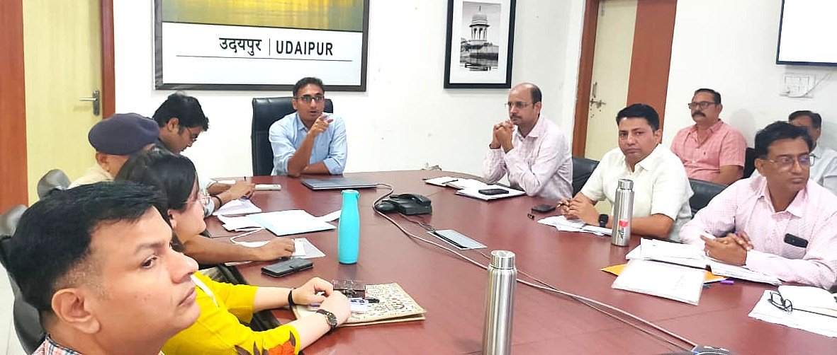 संपर्क और समीक्षा पोर्टल पर लंबित प्रकरणों का समयबद्ध और गुणवत्तापूर्वक हो निस्तारण: जिला कलक्टर