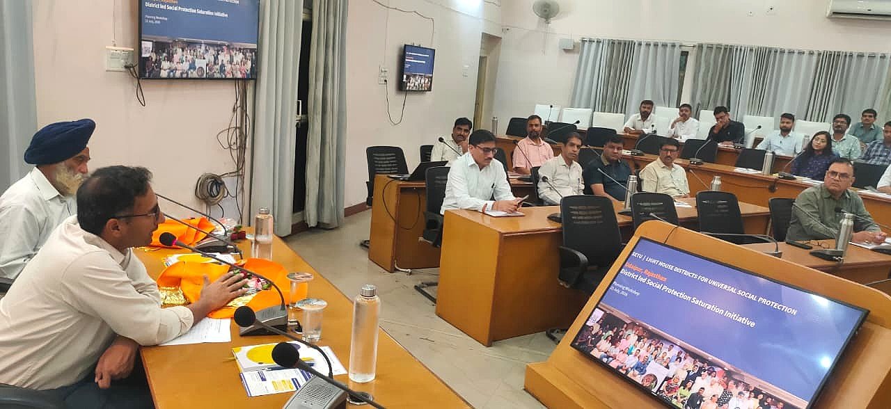 हर पात्र परिवार तक सामाजिक सुरक्षा योजनाओं का लाभ पहुंचाने माइक्रो लेवल प्लानिंग जरूरी - जिला कलक्टर