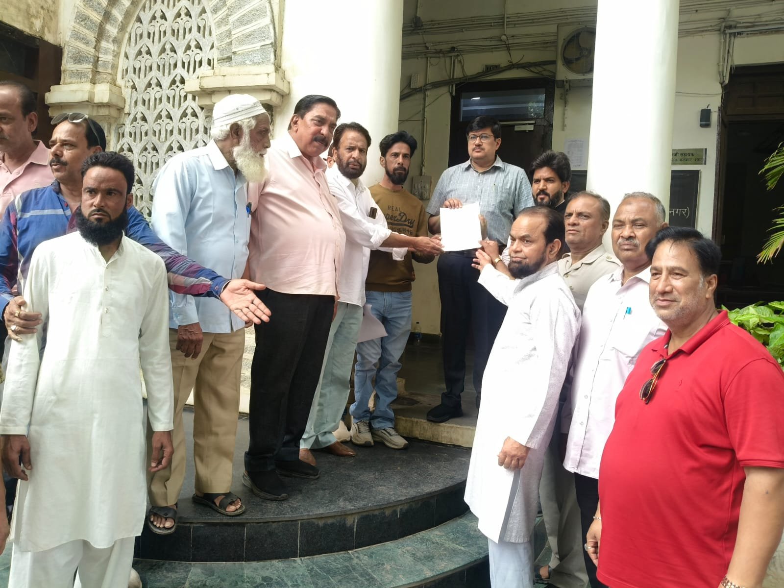 उदयपुर के कब्रिस्तानों पर अतिक्रमण हटाने की मांग को लेकर जिला कलेक्टर को सौंपा गया ज्ञापन
