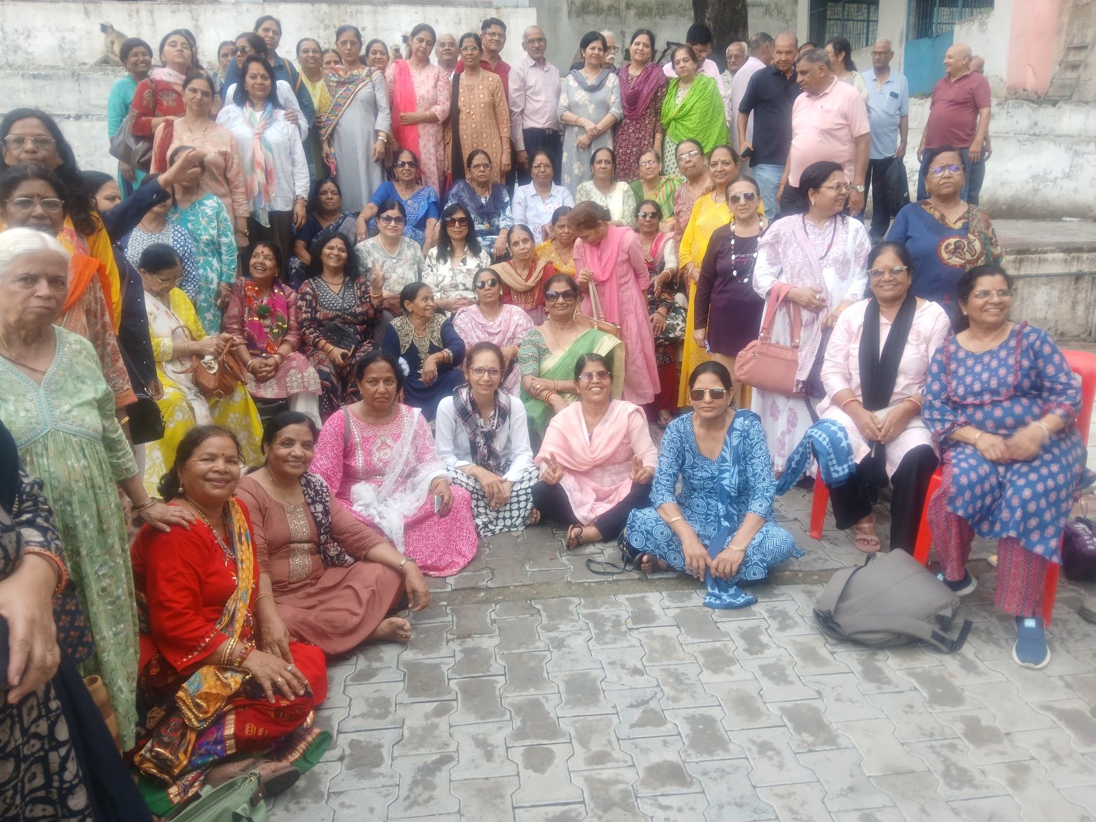मुस्कान क्लब सदस्यों ने श्री तनेश्वर महादेव मंदिर परिसर में मनाई पिकनिक