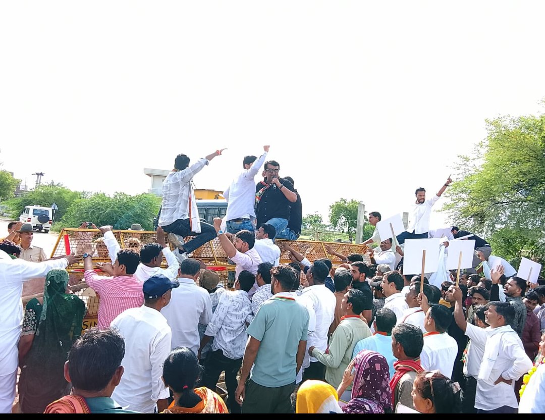 सिमलिया में कांग्रेस का उग्र प्रदर्शन, मोदी-हीरालाल नागर का पुतला दहन; युवाओं, किसानों और आमजन के मुद्दों पर गरजे कार्यकर्ता