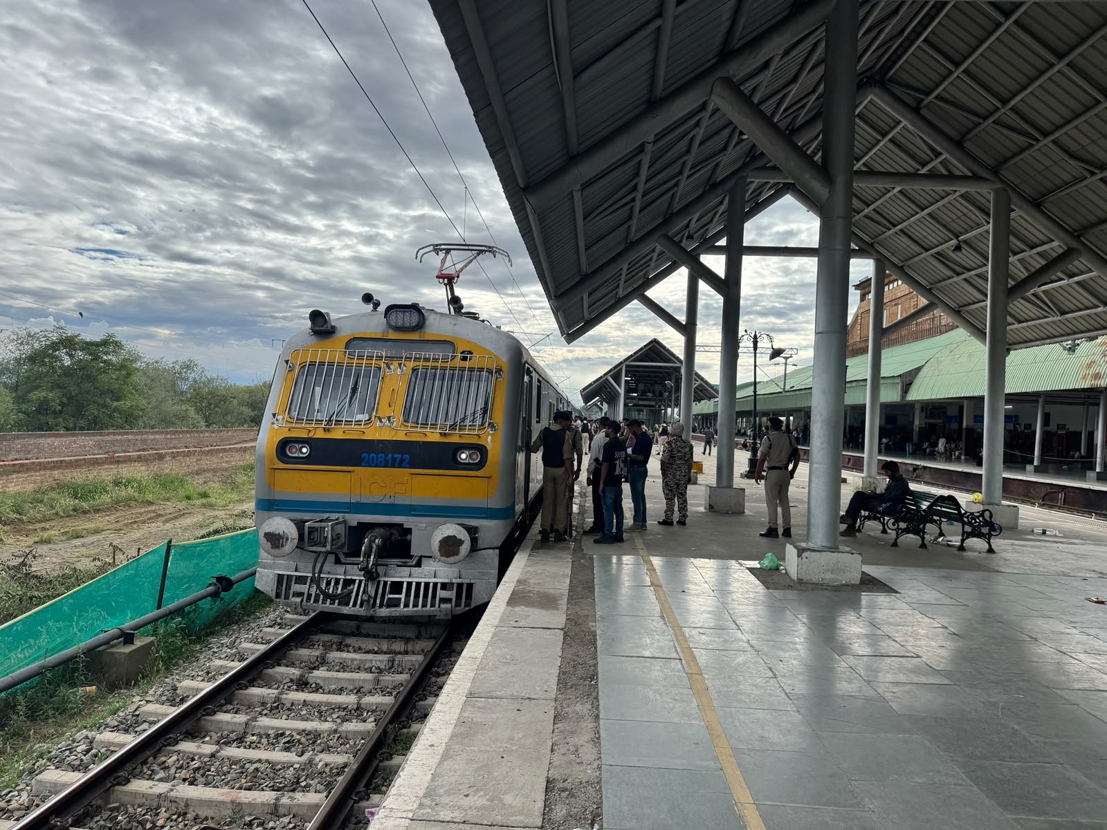 कश्मीर घूमने आए यात्रियों की सुविधा के लिए विशेष ट्रेनों का संचालन